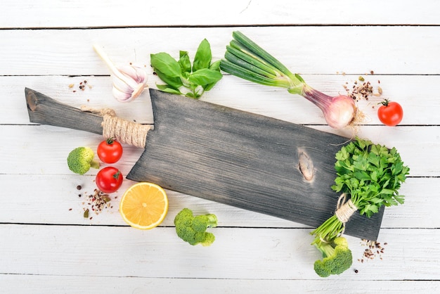 Drewniana deska z kolorowymi składnikami